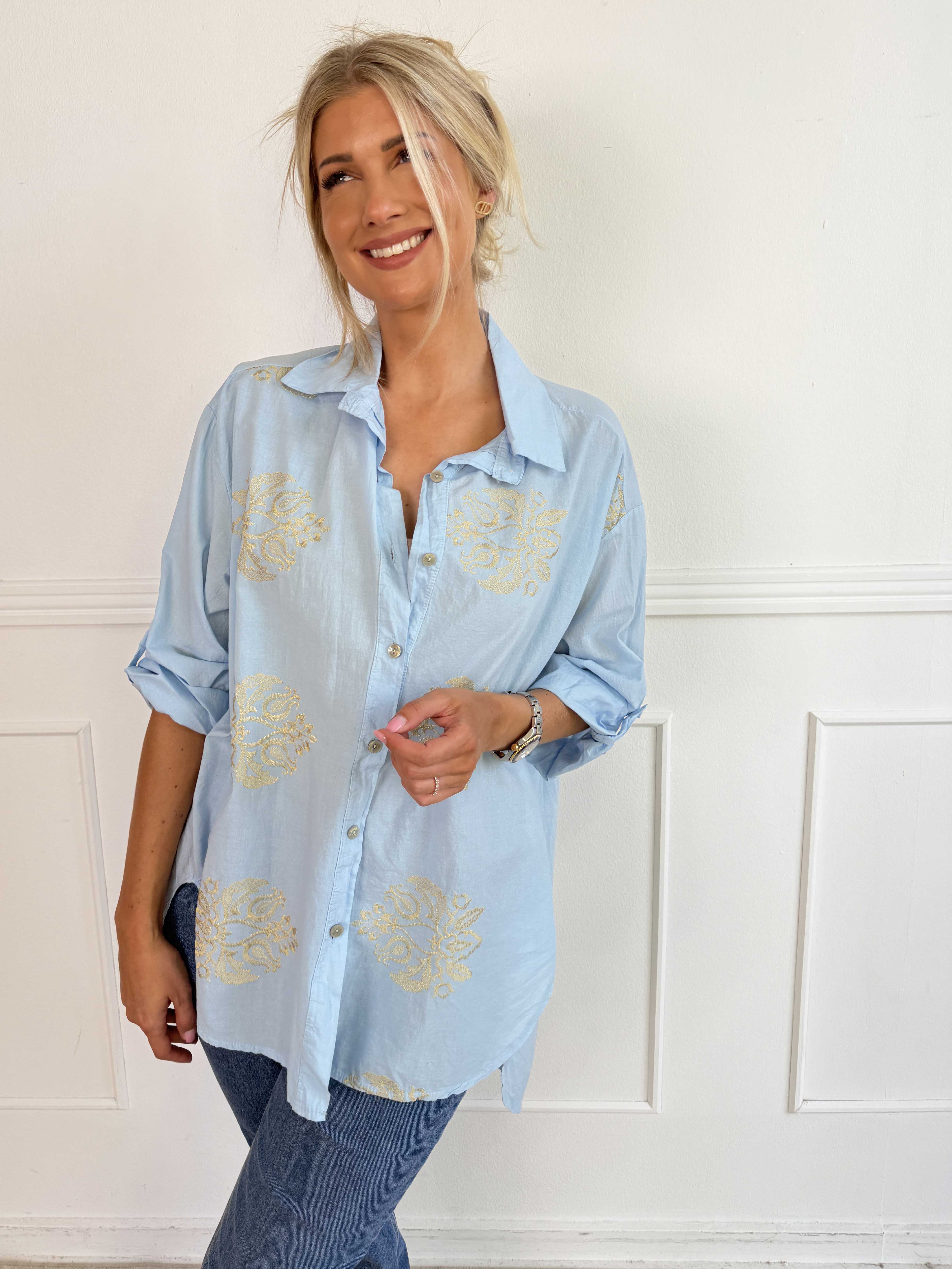 Catherina - Plus size skjorte i bomuld med fine, broderede gulddetaljer